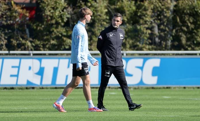 Trainer Stefan Leitl redet mit Kennet Eichhorn Fußball Fussball Saison 2025 2026 2. Bundesliga Herren DFL 23.09.2025 Training Hertha BSC Berlin DFL regulations prohibit any use of photographs as image sequences and or quasi-video.