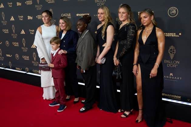 69th Ballon D Or Photocall At Theatre Du Chatelet In Paris PARIS, FRANCE - SEPTEMBER 22: Lucy Bronze, Sonia Bompastor, a guest, Hannah Hampton, Wieke Kaptein and a guest attends the 69th Ballon D Or Photocall at Theatre Du Chatelet on September 22, 2025 in Paris, France. Paris France  Copyright: xJosexBretonx originalFilename:bretonhernandez-69thball250922_npIIH.jpg