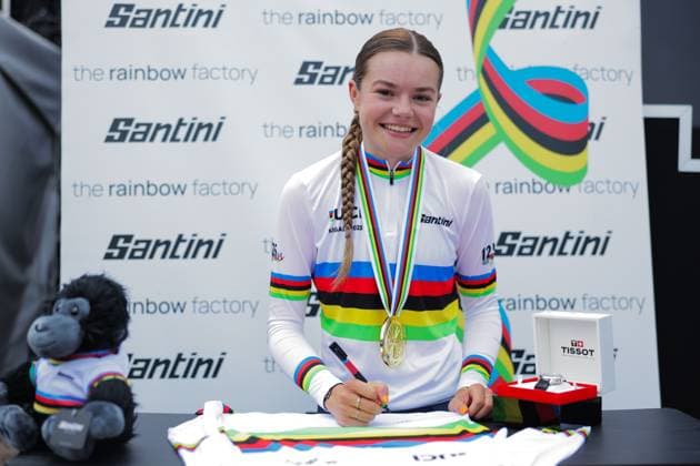 2025 UCI Road World Championships Picture by Alex Whitehead SWpix.com - 23 09 2025 - Cycling - 2025 UCI Road World Championships - BK Arena to Kigali Convention Centre, Kigali, Rwanda - Women Junior Individual Time Trial (ITT) Podium - Megan Arens (Netherlands) signing the Santini rainbow jersey Copyright: x xSWpix.comx(t axPhotographyxHubxLtd)xAlexxWhitehead SWpix.comx SWP-3030-6030