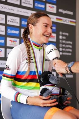 2025 UCI Road World Championships Picture by Alex Whitehead SWpix.com - 23 09 2025 - Cycling - 2025 UCI Road World Championships - BK Arena to Kigali Convention Centre, Kigali, Rwanda - Women Junior Individual Time Trial (ITT) Podium - Megan Arens (Netherlands) Wins the Women Junior Individual Time Trial (ITT) World Championship, WM, Weltmeisterschaft Copyright: x xSWpix.comx(t axPhotographyxHubxLtd)xAlexxWhitehead SWpix.comx SWP-3030-6031