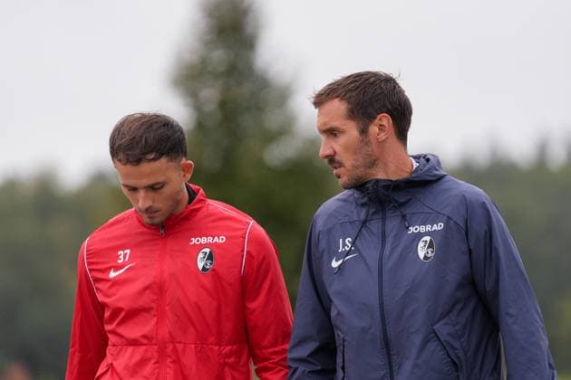 Max Rosenfelder (SC Freiburg, 37) im Gespräch mit Julian Schuster (SC Freiburg, Trainer) , letztes medienöffentliches Training des SC Freiburg vor dem ersten Europa League Spiel in der Ligaphase, Deutschland, Fussball, UEFA Europa League, 1.Spieltag, 2025 2026, SC Freiburg vs. FC Basel, 23.09.2025, letztes medienöffentliches Training des SC Freiburg vor dem ersten Europa League Spiel in der Ligaphase, Europa-Park Stadion, Freiburg, Deutschland Freiburg Europa-Park Stadion Baden-Württemberg Deutschland Copyright: xArnexAmbergx