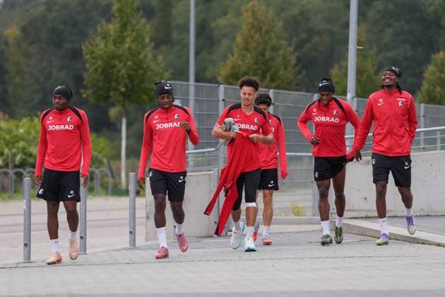 Bruno Ogbus (SC Freiburg, 43), Johan Manzambi (SC Freiburg, 44), Derry Scherhant (SC Freiburg, 07), Junior Adamu (SC Freiburg, 20), Jordy Makengo (SC Freiburg, 33) , letztes medienöffentliches Training des SC Freiburg vor dem ersten Europa League Spiel in der Ligaphase, Deutschland, Fussball, UEFA Europa League, 1.Spieltag, 2025 2026, SC Freiburg vs. FC Basel, 23.09.2025, letztes medienöffentliches Training des SC Freiburg vor dem ersten Europa League Spiel in der Ligaphase, Europa-Park Stadion, Freiburg, Deutschland Freiburg Europa-Park Stadion Baden-Württemberg Deutschland Copyright: xArnexAmbergx