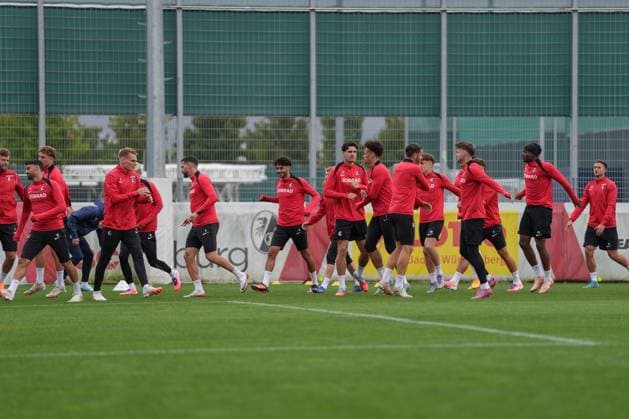 Die Mannschaft auf dem Trainingsplatz , letztes medienöffentliches Training des SC Freiburg vor dem ersten Europa League Spiel in der Ligaphase, Deutschland, Fussball, UEFA Europa League, 1.Spieltag, 2025 2026, SC Freiburg vs. FC Basel, 23.09.2025, letztes medienöffentliches Training des SC Freiburg vor dem ersten Europa League Spiel in der Ligaphase, Europa-Park Stadion, Freiburg, Deutschland Freiburg Europa-Park Stadion Baden-Württemberg Deutschland Copyright: xArnexAmbergx