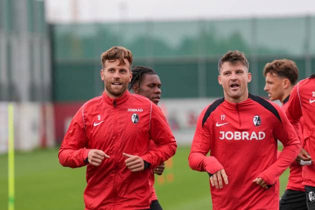 Lucas Höler Lucas Hoeler (SC Freiburg, 09), Lukas Kübler Lukas Kuebler (SC Freiburg, 17) , letztes medienöffentliches Training des SC Freiburg vor dem ersten Europa League Spiel in der Ligaphase, Deutschland, Fussball, UEFA Europa League, 1.Spieltag, 2025 2026, SC Freiburg vs. FC Basel, 23.09.2025, letztes medienöffentliches Training des SC Freiburg vor dem ersten Europa League Spiel in der Ligaphase, Europa-Park Stadion, Freiburg, Deutschland Freiburg Europa-Park Stadion Baden-Württemberg Deutschland Copyright: xArnexAmbergx