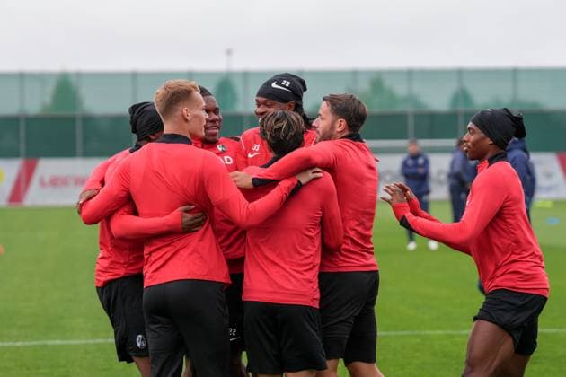 Die Mannschaft auf dem Trainingsplatz , letztes medienöffentliches Training des SC Freiburg vor dem ersten Europa League Spiel in der Ligaphase, Deutschland, Fussball, UEFA Europa League, 1.Spieltag, 2025 2026, SC Freiburg vs. FC Basel, 23.09.2025, letztes medienöffentliches Training des SC Freiburg vor dem ersten Europa League Spiel in der Ligaphase, Europa-Park Stadion, Freiburg, Deutschland Freiburg Europa-Park Stadion Baden-Württemberg Deutschland Copyright: xArnexAmbergx
