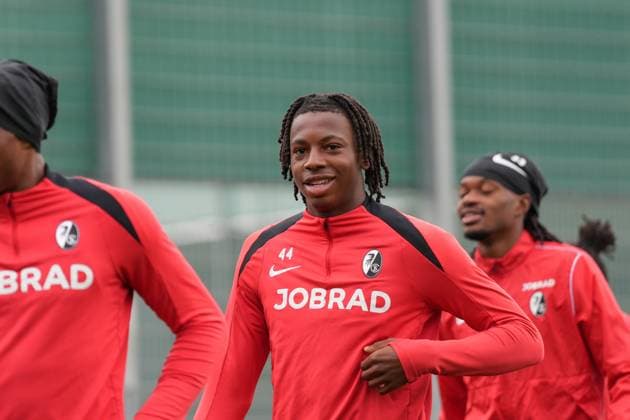 Johan Manzambi (SC Freiburg, 44) , letztes medienöffentliches Training des SC Freiburg vor dem ersten Europa League Spiel in der Ligaphase, Deutschland, Fussball, UEFA Europa League, 1.Spieltag, 2025 2026, SC Freiburg vs. FC Basel, 23.09.2025, letztes medienöffentliches Training des SC Freiburg vor dem ersten Europa League Spiel in der Ligaphase, Europa-Park Stadion, Freiburg, Deutschland Freiburg Europa-Park Stadion Baden-Württemberg Deutschland Copyright: xArnexAmbergx