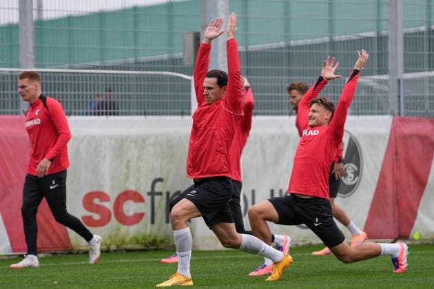 Nicolas Höfler Nicolas Hoefler (SC Freiburg, 27), Maximilian Eggestein (SC Freiburg, 08) dehnen sich , letztes medienöffentliches Training des SC Freiburg vor dem ersten Europa League Spiel in der Ligaphase, Deutschland, Fussball, UEFA Europa League, 1.Spieltag, 2025 2026, SC Freiburg vs. FC Basel, 23.09.2025, letztes medienöffentliches Training des SC Freiburg vor dem ersten Europa League Spiel in der Ligaphase, Europa-Park Stadion, Freiburg, Deutschland Freiburg Europa-Park Stadion Baden-Württemberg Deutschland Copyright: xArnexAmbergx