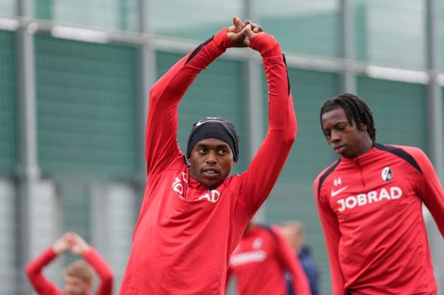 Junior Adamu (SC Freiburg, 20) im Hintergrund Johan Manzambi (SC Freiburg, 44) , letztes medienöffentliches Training des SC Freiburg vor dem ersten Europa League Spiel in der Ligaphase, Deutschland, Fussball, UEFA Europa League, 1.Spieltag, 2025 2026, SC Freiburg vs. FC Basel, 23.09.2025, letztes medienöffentliches Training des SC Freiburg vor dem ersten Europa League Spiel in der Ligaphase, Europa-Park Stadion, Freiburg, Deutschland Freiburg Europa-Park Stadion Baden-Württemberg Deutschland Copyright: xArnexAmbergx