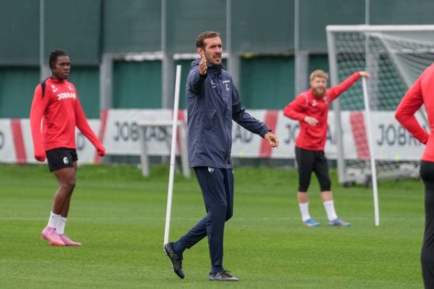 Julian Schuster (SC Freiburg, Trainer) auf dem Trainingsplatz , letztes medienöffentliches Training des SC Freiburg vor dem ersten Europa League Spiel in der Ligaphase, Deutschland, Fussball, UEFA Europa League, 1.Spieltag, 2025 2026, SC Freiburg vs. FC Basel, 23.09.2025, letztes medienöffentliches Training des SC Freiburg vor dem ersten Europa League Spiel in der Ligaphase, Europa-Park Stadion, Freiburg, Deutschland Freiburg Europa-Park Stadion Baden-Württemberg Deutschland Copyright: xArnexAmbergx