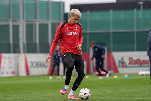 Matthias Ginter (SC Freiburg, 28) am Ball , letztes medienöffentliches Training des SC Freiburg vor dem ersten Europa League Spiel in der Ligaphase, Deutschland, Fussball, UEFA Europa League, 1.Spieltag, 2025 2026, SC Freiburg vs. FC Basel, 23.09.2025, letztes medienöffentliches Training des SC Freiburg vor dem ersten Europa League Spiel in der Ligaphase, Europa-Park Stadion, Freiburg, Deutschland Freiburg Europa-Park Stadion Baden-Württemberg Deutschland Copyright: xArnexAmbergx