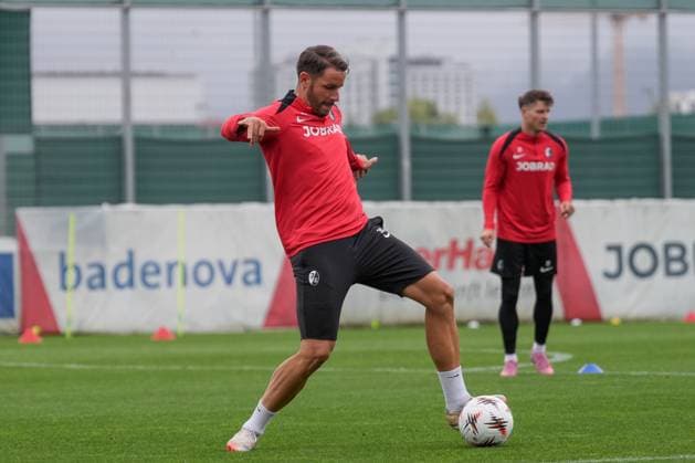 Christian Günter Christian Guenter (SC Freiburg, 30) am Ball , letztes medienöffentliches Training des SC Freiburg vor dem ersten Europa League Spiel in der Ligaphase, Deutschland, Fussball, UEFA Europa League, 1.Spieltag, 2025 2026, SC Freiburg vs. FC Basel, 23.09.2025, letztes medienöffentliches Training des SC Freiburg vor dem ersten Europa League Spiel in der Ligaphase, Europa-Park Stadion, Freiburg, Deutschland Freiburg Europa-Park Stadion Baden-Württemberg Deutschland Copyright: xArnexAmbergx