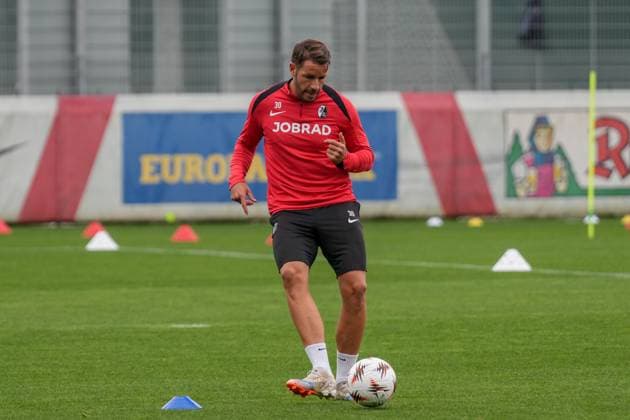 Christian Günter Christian Guenter (SC Freiburg, 30) am Ball , letztes medienöffentliches Training des SC Freiburg vor dem ersten Europa League Spiel in der Ligaphase, Deutschland, Fussball, UEFA Europa League, 1.Spieltag, 2025 2026, SC Freiburg vs. FC Basel, 23.09.2025, letztes medienöffentliches Training des SC Freiburg vor dem ersten Europa League Spiel in der Ligaphase, Europa-Park Stadion, Freiburg, Deutschland Freiburg Europa-Park Stadion Baden-Württemberg Deutschland Copyright: xArnexAmbergx