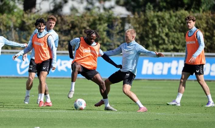 Deyovaisio Zeefuik, Jon Dagur Thorsteinsson Zweikampf Spielszene Aktion Fußball Fussball Saison 2025 2026 2. Bundesliga Herren DFL 23.09.2025 Training Hertha BSC Berlin DFL regulations prohibit any use of photographs as image sequences and or quasi-video.