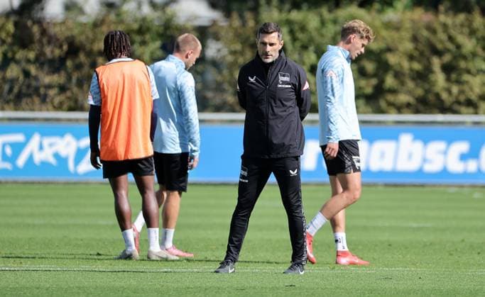 Trainer Stefan Leitl nachdenklich Einzelbild Freisteller Aktion Fußball Fussball Saison 2025 2026 2. Bundesliga Herren DFL 23.09.2025 Training Hertha BSC Berlin DFL regulations prohibit any use of photographs as image sequences and or quasi-video.