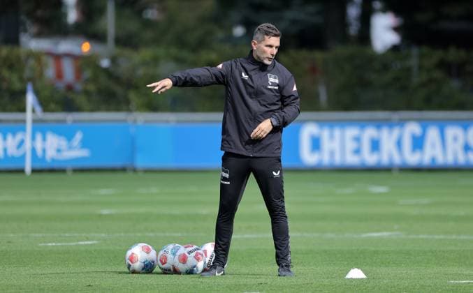 Trainer Stefan Leitl gibt Anweisungen Einzelbild Freisteller Aktion Fußball Fussball Saison 2025 2026 2. Bundesliga Herren DFL 23.09.2025 Training Hertha BSC Berlin DFL regulations prohibit any use of photographs as image sequences and or quasi-video.