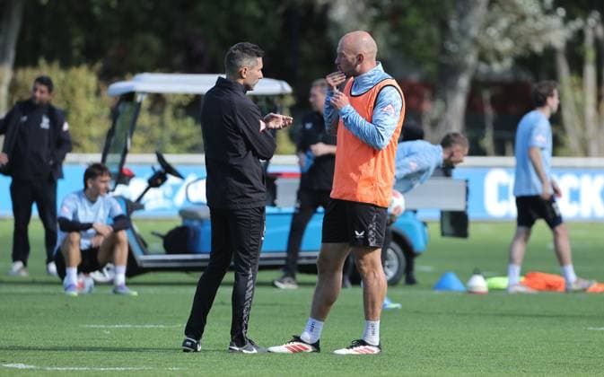 Trainer Stefan Leitl redet mit Toni Leistner Fußball Fussball Saison 2025 2026 2. Bundesliga Herren DFL 23.09.2025 Training Hertha BSC Berlin DFL regulations prohibit any use of photographs as image sequences and or quasi-video.