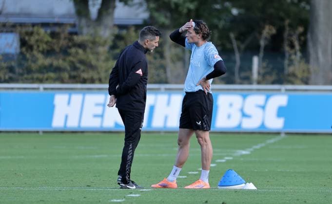 Trainer Stefan Leitl redet mit Fabian Reese Fußball Fussball Saison 2025 2026 2. Bundesliga Herren DFL 23.09.2025 Training Hertha BSC Berlin DFL regulations prohibit any use of photographs as image sequences and or quasi-video.