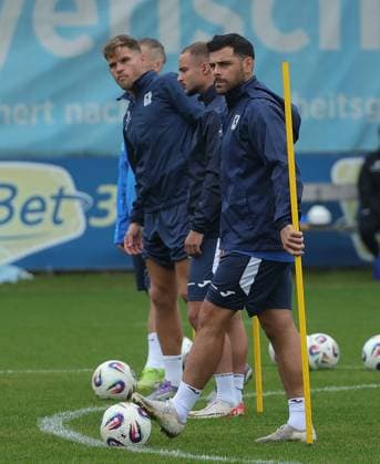23.09.2025, TSV 1860 Training, Gruenwalderstrasse Muenchen, Fussball, im Bild: Florian Niederlechner (TSV 1860 Muenchen) und Kevin Volland (TSV 1860 Muenchen)