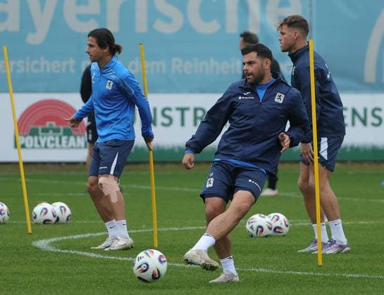 23.09.2025, TSV 1860 Training, Gruenwalderstrasse Muenchen, Fussball, im Bild: Tunay Deniz (TSV 1860 Muenchen), Kevin Volland (TSV 1860 Muenchen) und Florian Niederlechner (TSV 1860 Muenchen)