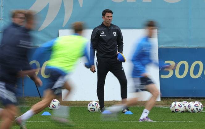 23.09.2025, TSV 1860 Training, Gruenwalderstrasse Muenchen, Fussball, im Bild: Patrick Gloeckner (TSV 1860 Muenchen) beobachtet das Training