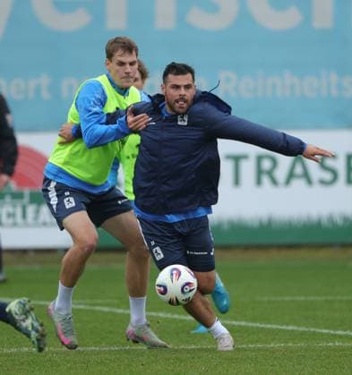 23.09.2025, TSV 1860 Training, Gruenwalderstrasse Muenchen, Fussball, im Bild: Max Christiansen (TSV 1860 Muenchen) vs Kevin Volland (TSV 1860 Muenchen)