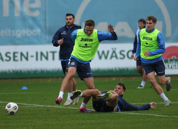 23.09.2025, TSV 1860 Training, Gruenwalderstrasse Muenchen, Fussball, im Bild: Siemen Voet (TSV 1860 Muenchen), Kevin Volland (TSV 1860 Muenchen), Florian Niederlechner (TSV 1860 Muenchen), Max Christiansen (TSV 1860 Muenchen)