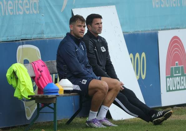 23.09.2025, TSV 1860 Training, Gruenwalderstrasse Muenchen, Fussball, im Bild: Florian Niederlechner (TSV 1860 Muenchen) und Patrick Gloeckner (TSV 1860 Muenchen) im Gespraech nach dem Training