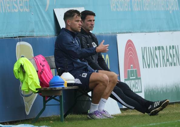 23.09.2025, TSV 1860 Training, Gruenwalderstrasse Muenchen, Fussball, im Bild: Florian Niederlechner (TSV 1860 Muenchen) und Patrick Gloeckner (TSV 1860 Muenchen) im Gespraech nach dem Training