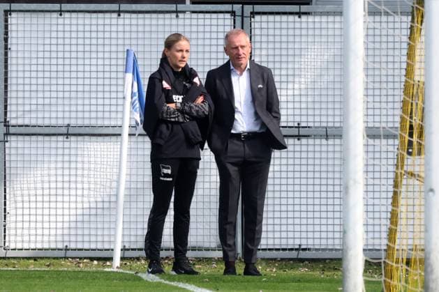 DEU, DFL, 2. FBL Hertha BSC, Training, 23.09.2025, Sportforum, Berlin, DEU, DFL, 2. FBL Hertha BSC, Training, im Bild Psychologin Paula Isringhausen, Dr. Peter Goerlich - Geschaeftsfuehrung DFL - regulations prohibit any use of Photographs as image sequences and or quasi-video