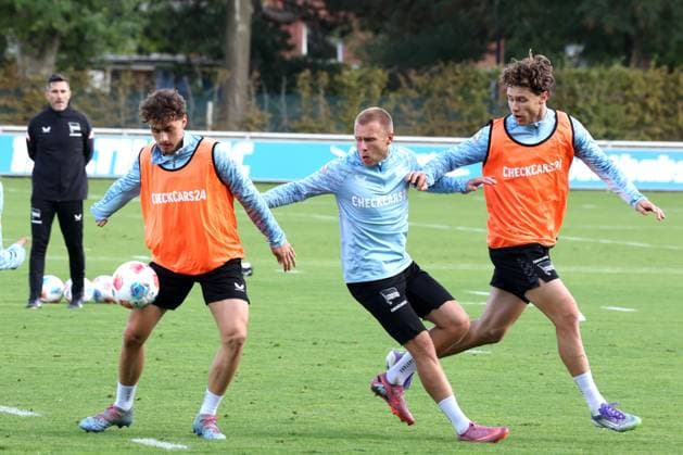 DEU, DFL, 2. FBL Hertha BSC, Training, 23.09.2025, Sportforum, Berlin, DEU, DFL, 2. FBL Hertha BSC, Training, im Bild Maurice Krattenmacher (Hertha BSC Berlin 14), Jon Dabur Thorsteinsson (Hertha BSC Berlin 24), Linus Gechter (Hertha BSC Berlin 44) DFL - regulations prohibit any use of Photographs as image sequences and or quasi-video