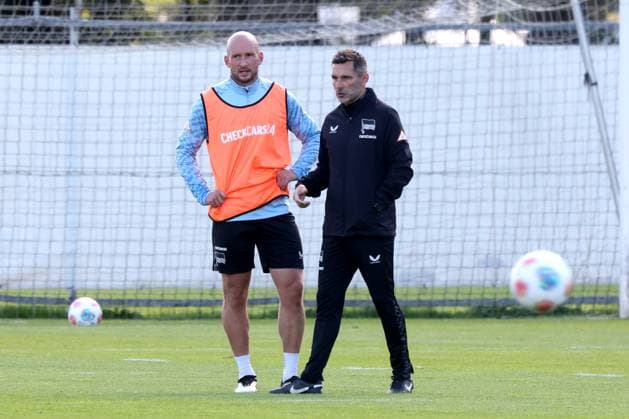 DEU, DFL, 2. FBL Hertha BSC, Training, 23.09.2025, Sportforum, Berlin, DEU, DFL, 2. FBL Hertha BSC, Training, im Bild Cheftrainer Stefan Leitl (Hertha BSC Berlin), Toni Leistner (Hertha BSC Berlin 37) DFL - regulations prohibit any use of Photographs as image sequences and or quasi-video