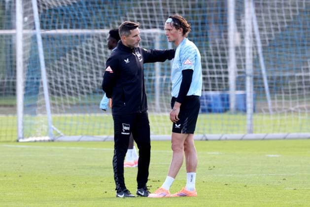 DEU, DFL, 2. FBL Hertha BSC, Training, 23.09.2025, Sportforum, Berlin, DEU, DFL, 2. FBL Hertha BSC, Training, im Bild Cheftrainer Stefan Leitl (Hertha BSC Berlin), Fabian Reese (Hertha BSC Berlin 11) DFL - regulations prohibit any use of Photographs as image sequences and or quasi-video