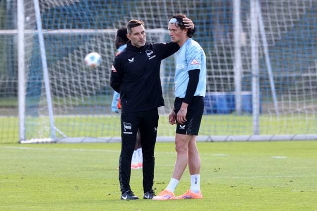DEU, DFL, 2. FBL Hertha BSC, Training, 23.09.2025, Sportforum, Berlin, DEU, DFL, 2. FBL Hertha BSC, Training, im Bild Cheftrainer Stefan Leitl (Hertha BSC Berlin), Fabian Reese (Hertha BSC Berlin 11) DFL - regulations prohibit any use of Photographs as image sequences and or quasi-video