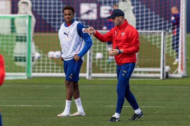 GER, Training RB Leipzig 23.09.2025, Trainingszentrum am Cottaweg, Leipzig, GER, Training RB Leipzig Ole Werner (Cheftrainer, RB Leipzig), Assan Ouedraogo (RB Leipzig 20) Â