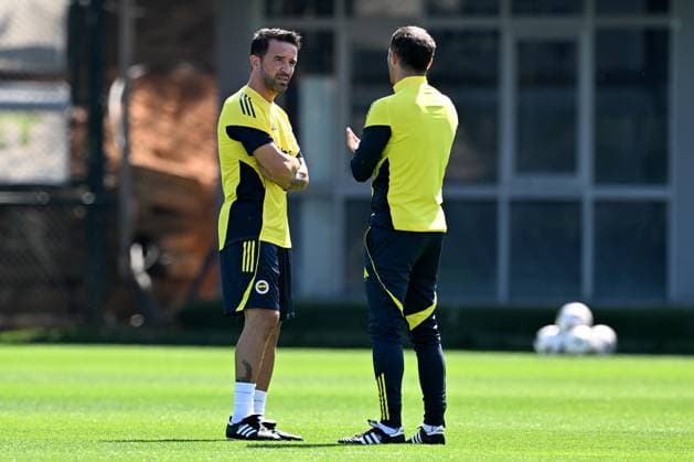Ahead of the Dinamo Zagreb v Fenerbahce - UEFA Europa League ISTANBUL, TURKIYE - SEPTEMBER 23: Fenerbahce head coach Domenico Tedesco (R) talks with Fenerbahce assistant coach Gokhan Gonul during the training session ahead of the UEFA Europa League first week match between Dinamo Zagreb and Fenerbahce at Can Bartu Facilities in Istanbul, Turkiye on September 23, 2025. Ahmet Okatali Anadolu Istanbul Turkey. Editorial use only. Please get in touch for any other usage.  Copyright: x2025xAnadoluxAhmetxOkatalix