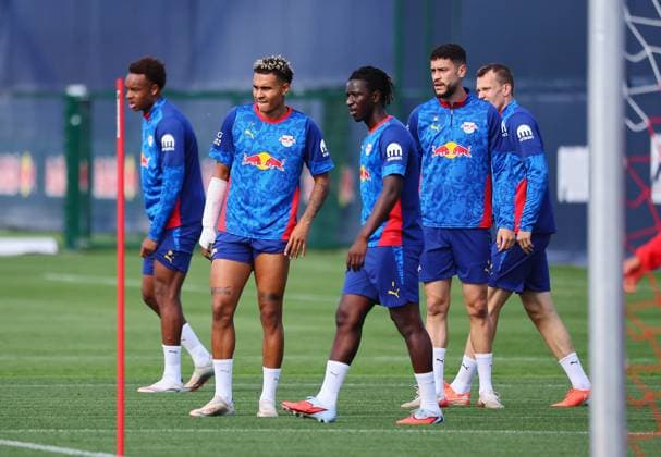 RB Leipzig - Training Bundesliga Leipzig, 23.09.2025, Trainingszentrum Cottaweg, Fußball Bundesliga , RB Leipzig - Training. , Im Bild v.l.: Assan Ouedraogo, Antonio Nusa, Johan Bakayoko, Romulo und Lukas Klostermann ,