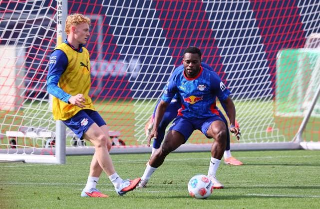 RB Leipzig - Training Bundesliga Leipzig, 23.09.2025, Trainingszentrum Cottaweg, Fußball Bundesliga , RB Leipzig - Training. , Im Bild v.l.: Nicolas Seiwald (13, RB Leipzig) und Ridle Baku (17, RB Leipzig) , ,