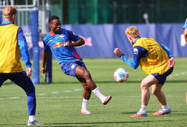 RB Leipzig - Training Bundesliga Leipzig, 23.09.2025, Trainingszentrum Cottaweg, Fußball Bundesliga , RB Leipzig - Training. , Im Bild v.l.: Ridle Baku (17, RB Leipzig) und Nicolas Seiwald (13, RB Leipzig) ,