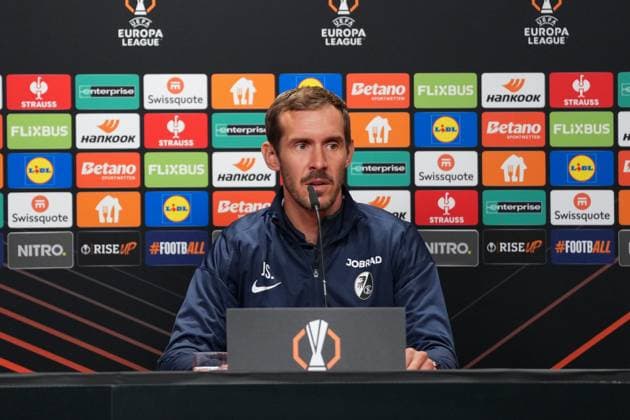 Julian Schuster (SC Freiburg, Trainer) , Pressekonferenz des SC Freiburg vor dem ersten Europa League Spiel in der Ligaphase, Pressegespräch, Deutschland, Fussball, UEFA Europa League, 1.Spieltag, 2025 2026, SC Freiburg vs. FC Basel, 23.09.2025, Pressekonferenz des SC Freiburg vor dem ersten Europa League Spiel in der Ligaphase, Pressegespräch, Schweiz, Europa-Park Stadion, Freiburg, Deutschland Freiburg Europa-Park Stadion Baden-Württemberg Deutschland Copyright: xArnexAmbergx