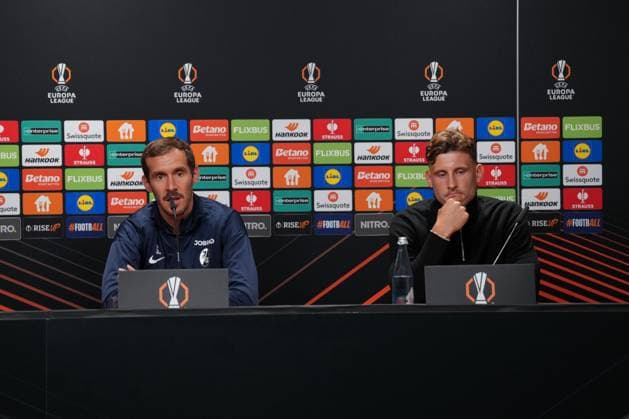 Julian Schuster (SC Freiburg, Trainer) und Maximilian Eggestein (SC Freiburg, 08) , Pressekonferenz des SC Freiburg vor dem ersten Europa League Spiel in der Ligaphase, Pressegespräch, Deutschland, Fussball, UEFA Europa League, 1.Spieltag, 2025 2026, SC Freiburg vs. FC Basel, 23.09.2025, Pressekonferenz des SC Freiburg vor dem ersten Europa League Spiel in der Ligaphase, Pressegespräch, Schweiz, Europa-Park Stadion, Freiburg, Deutschland Freiburg Europa-Park Stadion Baden-Württemberg Deutschland Copyright: xArnexAmbergx