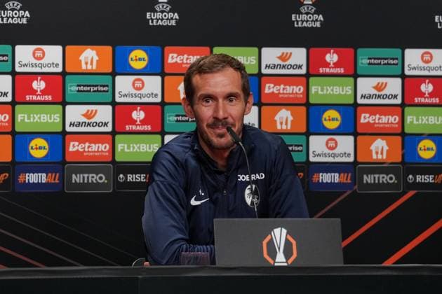 Julian Schuster (SC Freiburg, Trainer) , Pressekonferenz des SC Freiburg vor dem ersten Europa League Spiel in der Ligaphase, Pressegespräch, Deutschland, Fussball, UEFA Europa League, 1.Spieltag, 2025 2026, SC Freiburg vs. FC Basel, 23.09.2025, Pressekonferenz des SC Freiburg vor dem ersten Europa League Spiel in der Ligaphase, Pressegespräch, Schweiz, Europa-Park Stadion, Freiburg, Deutschland Freiburg Europa-Park Stadion Baden-Württemberg Deutschland Copyright: xArnexAmbergx