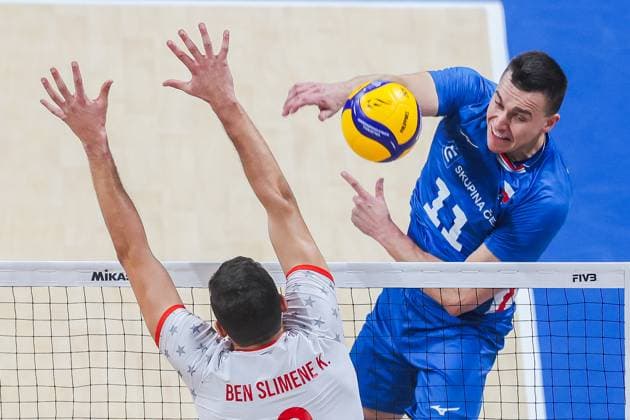 (250923) -- PASAY CITY, Sept. 23, 2025 -- Lukas Vasina (R) of the Czech Republic competes during the round of 16 match between the Czech Republic and Tunisia at the FIVB Men s World Championship, WM, Weltmeisterschaft 2025 in Pasay City, the Philippines, Sept. 23, 2025. ) (SP)PHILIPPINES-PASAY CITY-VOLLEYBALL-FIVB MEN S WORLD CHAMPIONSHIP 2025-TUN VS CZE ROUELLExUMALI 