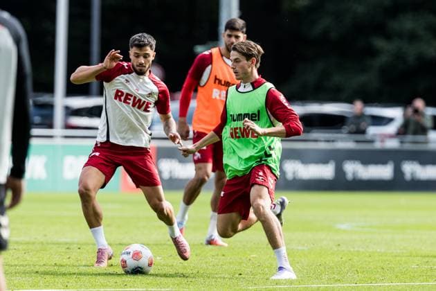 Training 1. FC Köln; 23.09.2025 Zweikampf Jusuf Gazibegovic (1. FC Köln, 25), Jakub Kaminski (1. FC Köln, 16) Training 1. FC Köln; Geissbockheim, 23.09.2025 Copyright: xBEAUTIFULxSPORTS Wunderlx