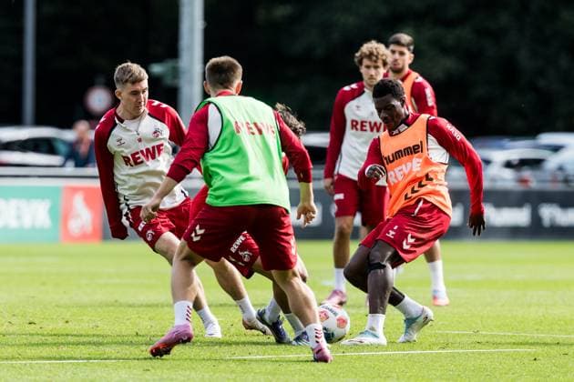 Training 1. FC Köln; 23.09.2025 Zweikampf Isak Johannesson (1. FC Köln, 18), Ragnar Ache (1. FC Köln, 9) Training 1. FC Köln; Geissbockheim, 23.09.2025 Copyright: xBEAUTIFULxSPORTS Wunderlx