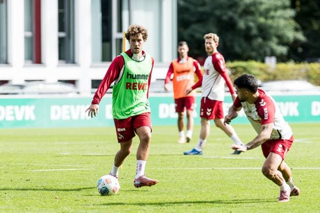 Training 1. FC Köln; 23.09.2025 Zweikampf Luca Waldschmidt (1. FC Köln, 7), Jusuf Gazibegovic (1. FC Köln, 25) Training 1. FC Köln; Geissbockheim, 23.09.2025 Copyright: xBEAUTIFULxSPORTS Wunderlx