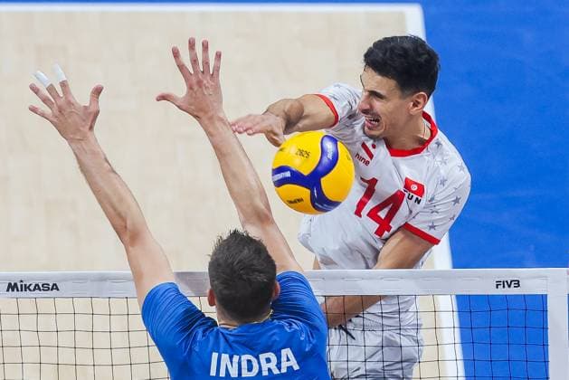 (250923) -- PASAY CITY, Sept. 23, 2025 -- Oussama Ben Romdhane (back) of Tunisia competes during the round of 16 match between the Czech Republic and Tunisia at the FIVB Men s World Championship, WM, Weltmeisterschaft 2025 in Pasay City, the Philippines, Sept. 23, 2025. ) (SP)PHILIPPINES-PASAY CITY-VOLLEYBALL-FIVB MEN S WORLD CHAMPIONSHIP 2025-TUN VS CZE ROUELLExUMALI 