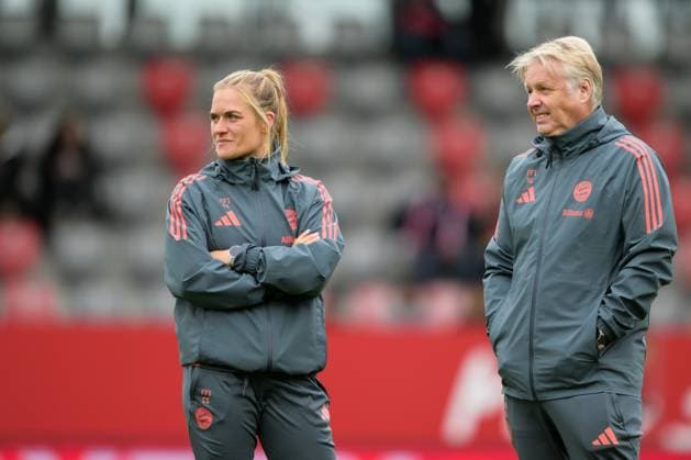 Fußball, Google Pixel Frauen Bundesliga, 20250923, FC Bayern München - SC Freiburg. Im Bild v.l. Co-Trainerin Bayern Clara SCHÖNE, Co-Trainer Bayern Kjetil LONE beobachtet verfolgt Aufwärmen. München FC Bayern Campus Bayern Deutschland Copyright: Passion2Press MarkusxFischerx