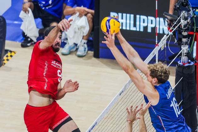 (250923) -- PASAY CITY, Sept. 23, 2025 -- Poriya Hossein Khandazadeh Firouzjah (L) of Iran competes during the round of 16 match between Serbia and Iran at the FIVB Men s World Championship, WM, Weltmeisterschaft 2025 in Pasay City, the Philippines, on September 23, 2025. ) (SP)PHILIPPINES-PASAY CITY-VOLLEYBALL-FIVB MEN S WORLD CHAMPIONSHIP 2025-SRB VS IRI ROUELLExUMALI 