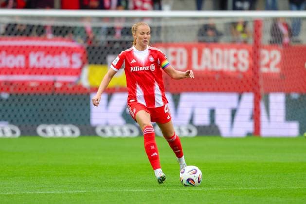 Glodis Perla Viggosdottir (4, FC Bayern München) beim Spiel zwischen FC Bayern München v SC Freiburg, Fußball, Frauen, Google Pixel Frauen-Bundesliga, 2025 2026, 4.Spieltag am 23.09.2025 in München, FC Bayern Campus. DFL and DFB regulations prohibit any use of photographs as image sequences and or quasi-video. Bayern Deutschland
