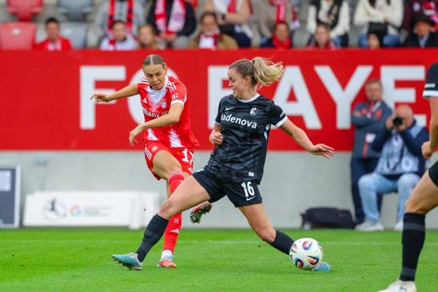 Klara Bühl (17, FC Bayern München) und Greta Stegemann (16, SC Freiburg) beim Spiel zwischen FC Bayern München v SC Freiburg, Fußball, Frauen, Google Pixel Frauen-Bundesliga, 2025 2026, 4.Spieltag am 23.09.2025 in München, FC Bayern Campus. DFL and DFB regulations prohibit any use of photographs as image sequences and or quasi-video. Bayern Deutschland